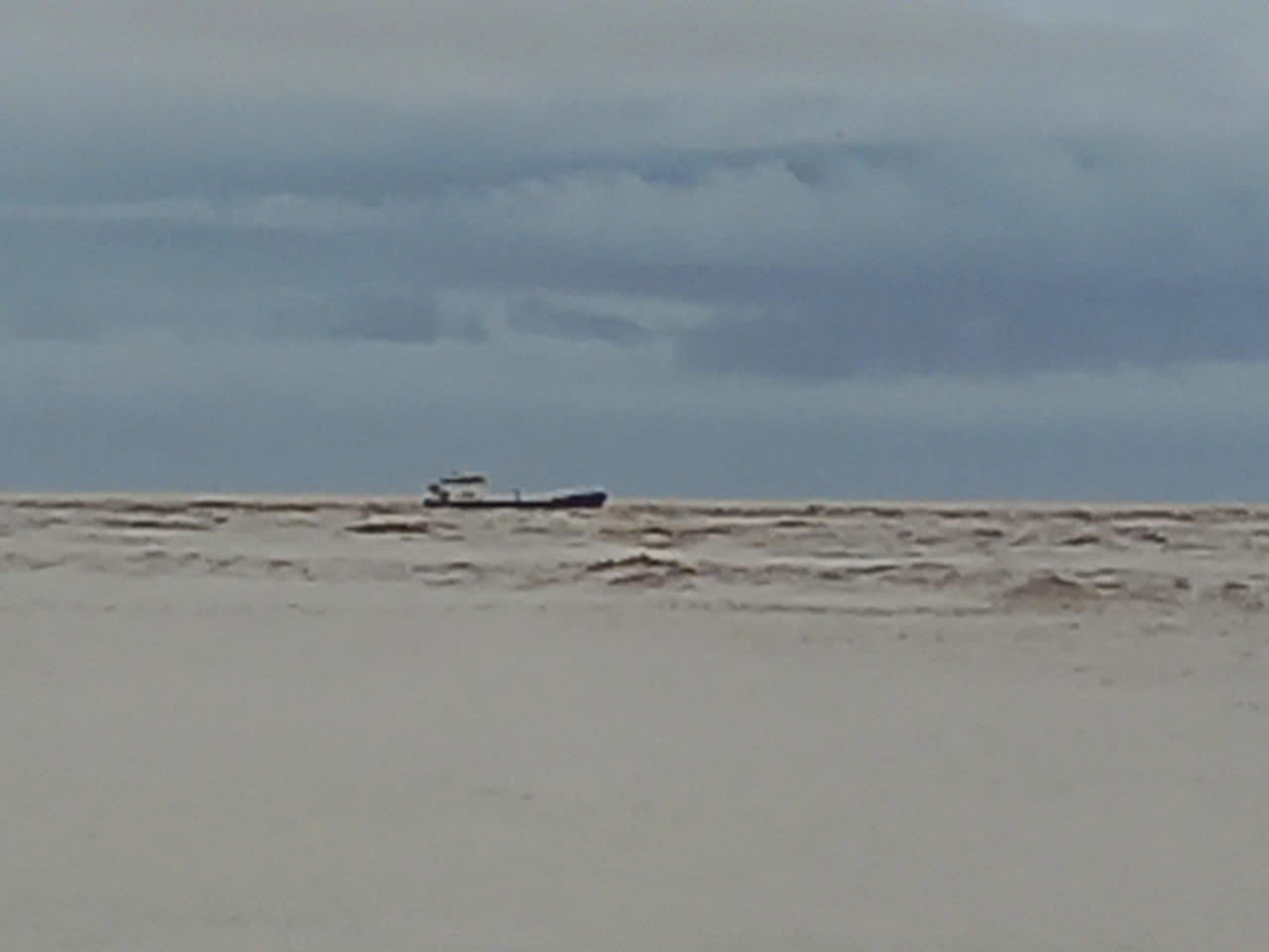 Quảng Bình: Hoàn lưu bão số 4 làm một tàu chở hàng bị trôi dạt